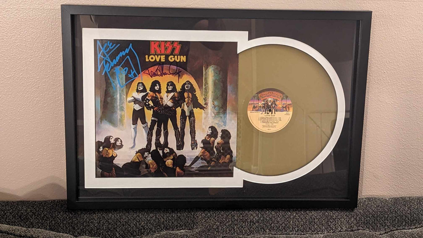 KISSONLINE KISS PAUL STANLEY and ACE FREHLEY signed LOVE GUN LP KOL EX colored vinyl KISS