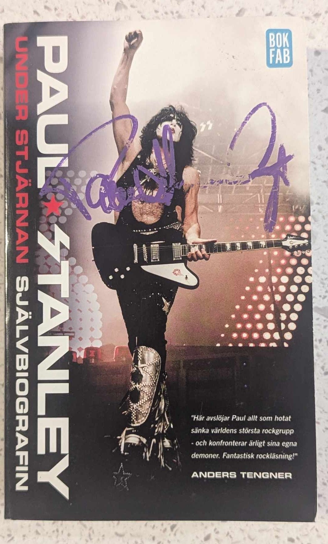 KISS PAUL STANLEY Signed Under stjärnan Swedish edition Book face The Music